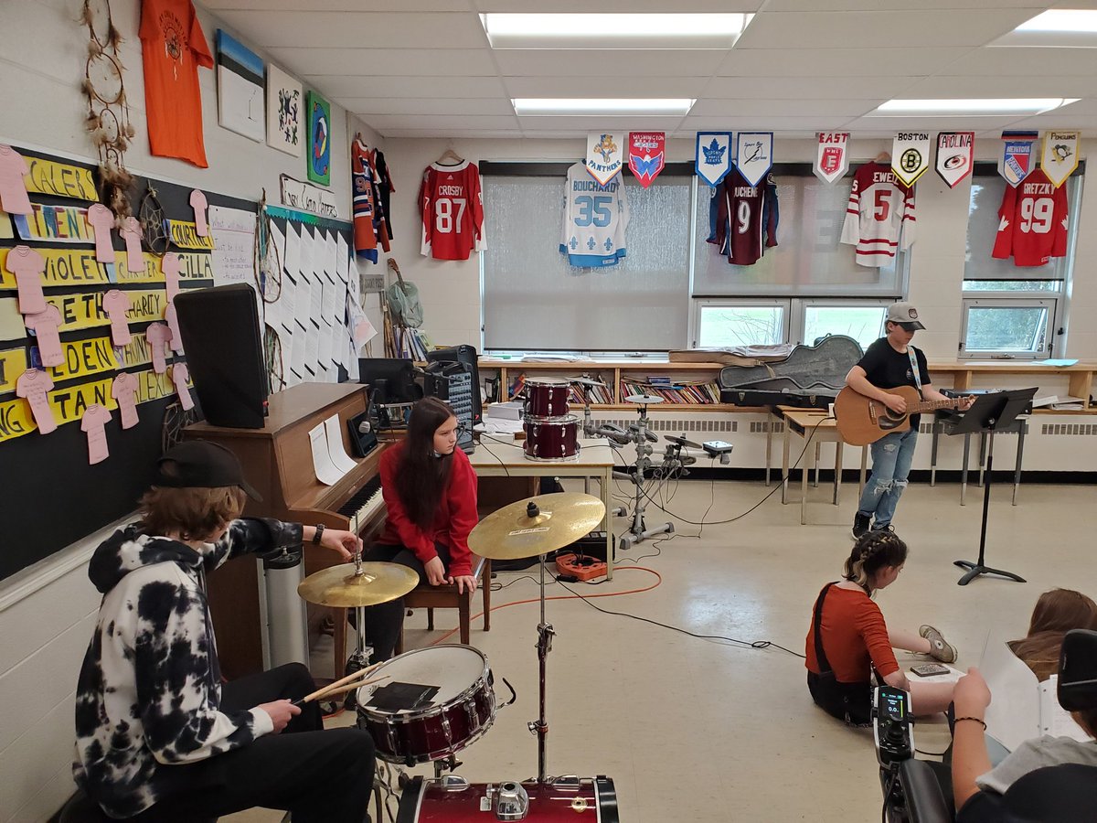 AlexReidJCPS's tweet photo. Music club started up today! We all had a blast playing music together. Stay tuned 🎵 https://t.co/5IarLQkUln
