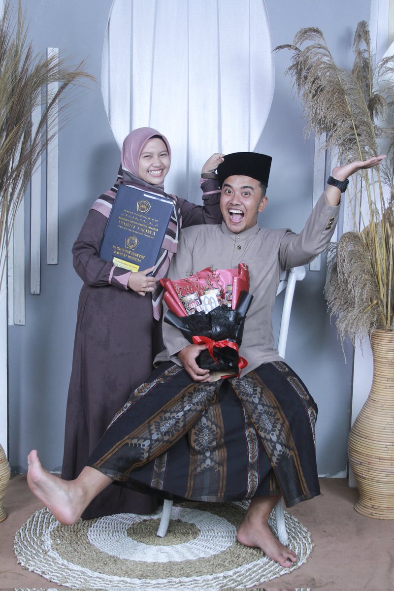 QJiwo's tweet photo. Tak ku temui manis pada gula.
Melainkan manisnya senyummu.
Tak ku temui perihnya luka.
Melainkan perihnya melihat tangismu
Tak ku temui sejuknya udara pegunungan
Melainkan sejuknya tutur katamu
Biar aku membiru bersamamu
Walau ribuan malam menghisap kecantikan kulitmu https://t.co/OPc6wAtC9C