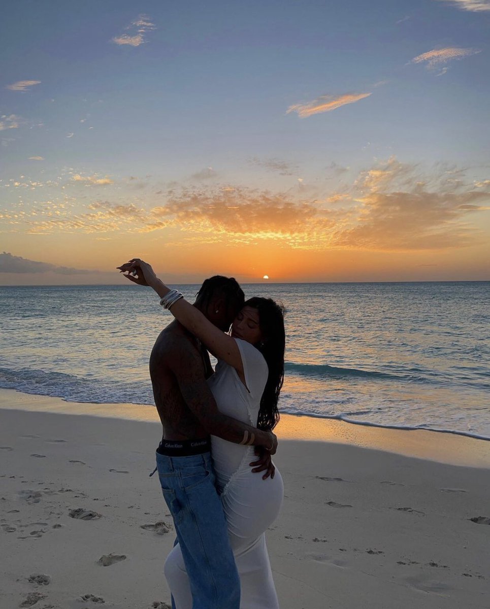 AMORES! Kylie Jenner publicou essas fotos com Travis Scott em seu Instagram 😍 Que lindos!