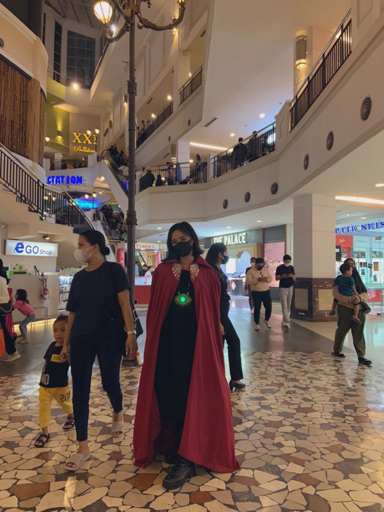 Rahmwty_'s tweet photo. Kenalin pacarnya dr.strange Dari multiverse yg berbeda 😭😂

Nih nder aku pake kostum drsrange semalem nonton bioskop di @cinema21 @Marvfess @MarvelIndonesia @SiPalingMarvel #SiPalingMarvel #LebarandiMultiverse https://t.co/JKc52Xoy4J