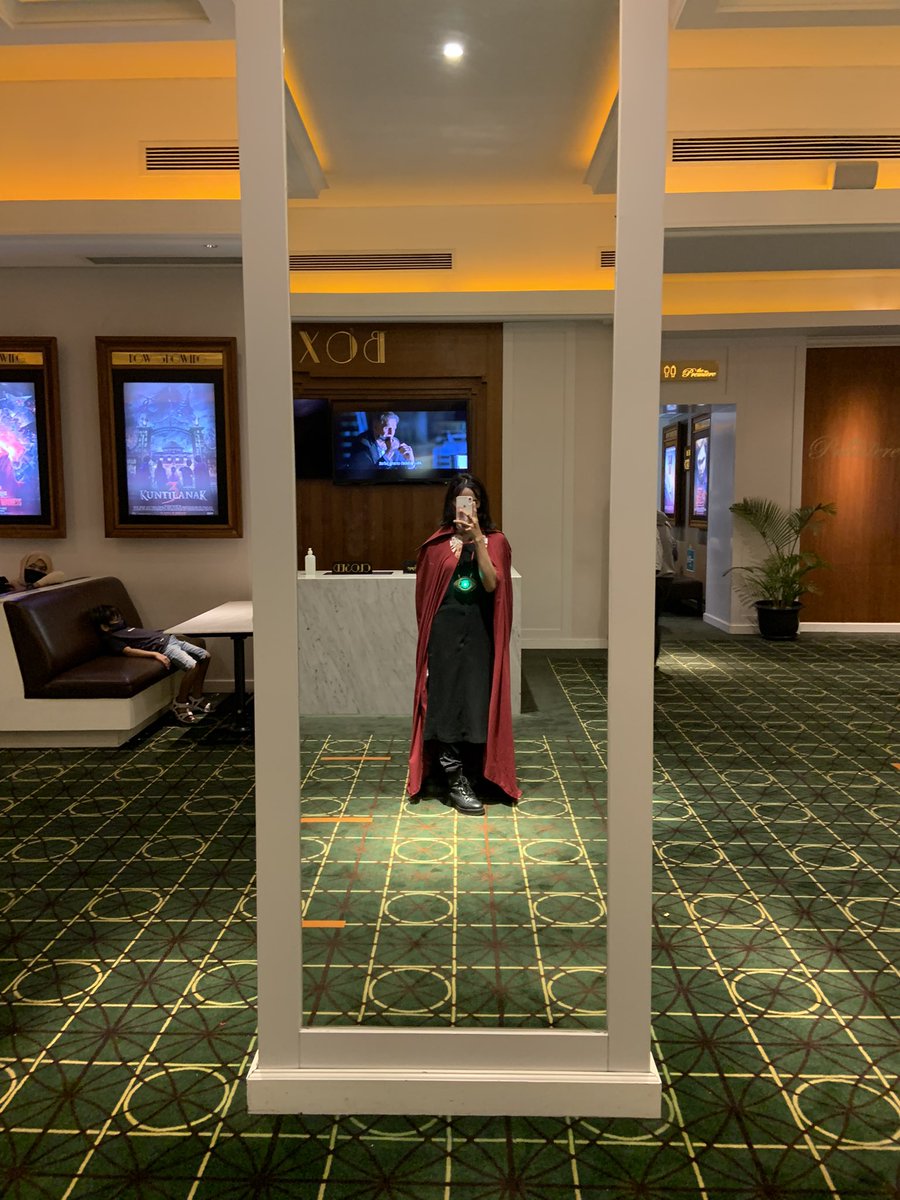 Rahmwty_'s tweet photo. Kenalin pacarnya dr.strange Dari multiverse yg berbeda 😭😂

Nih nder aku pake kostum drsrange semalem nonton bioskop di @cinema21 @Marvfess @MarvelIndonesia @SiPalingMarvel #SiPalingMarvel #LebarandiMultiverse https://t.co/JKc52Xoy4J