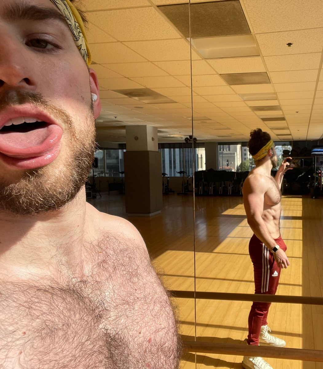 lookatquincy's tweet photo. Another day at the office https://t.co/QW2pKqmJFR