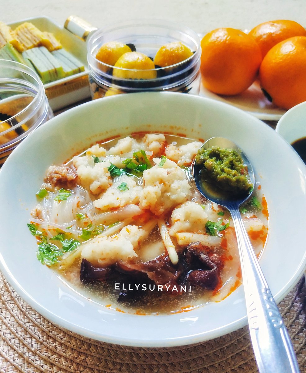 ellysuryani's tweet photo. Lebaran di Palembang gak afdol tanpa pempek dan tekwan. Tekwan kuah merah dari kepala udang satang/galah ala wong plembang. Yummy nian mincook @Cookpad_ID Yuk coba resep menarik ini! https://t.co/cTjXUVHye0 #Tekwan #TekwanKuahMerah https://t.co/6F1F7GCFRj