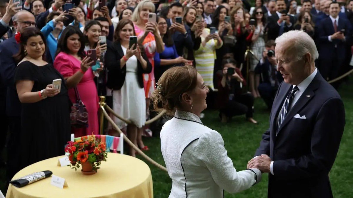 Punto4T's tweet photo. Beatriz Gutiérrez Müller, una dama de primera 
👉🏼 El presidente de #EU, Joe Biden, pausa discurso por #5DeMayo para saludar a la esposa de su homólogo mexicano, Andrés Manuel López Obrador. https://t.co/Wos6gMMKLt