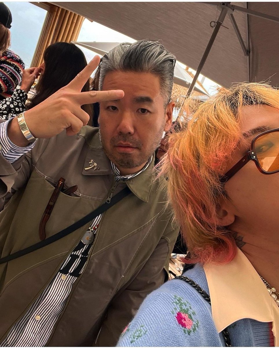 Lina71115207's tweet photo. I love ❤️ that Kwon Ji-Yong is having a lot of fun 😊🥰🔅🎊🎉
@IBGDRGN
#bigbanggd #bigbangジヨン #bigbangvipworld #bigbang好きな人と繋がりたい #bigbang👑👑👑👑👑 #gdragon #gdragonoppa #gdragonfashion #gdragonupdate #gdragonupdate #gdragonofficial #gdragonchanel #gdragonstyle https://t.co/CfQYCtFxAD