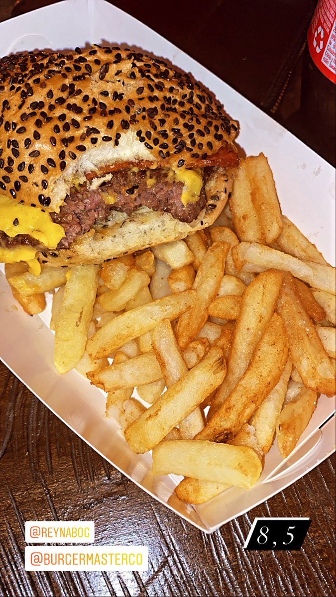 CamiRuizGalvis's tweet photo. Ya que hice fila toda la semana lo mínimo es que deje el Top 5 de Hamburguesas del Burguer master, para los que no saben soy una experta.
1. Longos 
2. Rústica 
3. Reyna 
4. Valientes 
5. Angus Azul 
#burguermasterco @tuliorecomienda @burguermaster #burguermaster https://t.co/RBYTNxvwmm
