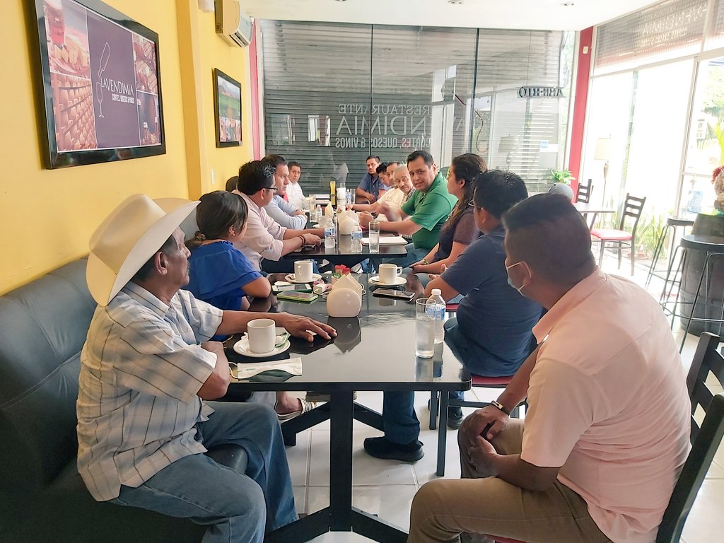 LEnriqueBolanos's tweet photo. Reunión con Rptes de los Dttos Locales 01,02 y 03,Comités y Coord Mpales @partidoverde_oa en la #CuencadelPapaloapan Estructura Electoral que defendera el #Voto de @salomonj #Gobernador #Tuxtepec #Acatlan #LomaBonita #Chiltepec #Cosolapa #Usila #Jalapa @PepeEstefanG @ElpidioJeal https://t.co/tziHboiMvQ
