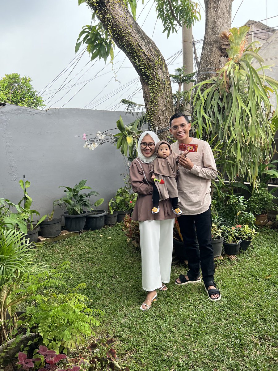 ikhsaneis's tweet photo. Terakhir kali gw update foto di twitter adalah foto bertiga sama anak pas anak masih di perut bini. Sekarang anak gw udah megang amplop THR. Mohon maaf lahir dan bathin ya dari kami sekeluarga https://t.co/bMJoMqQux6