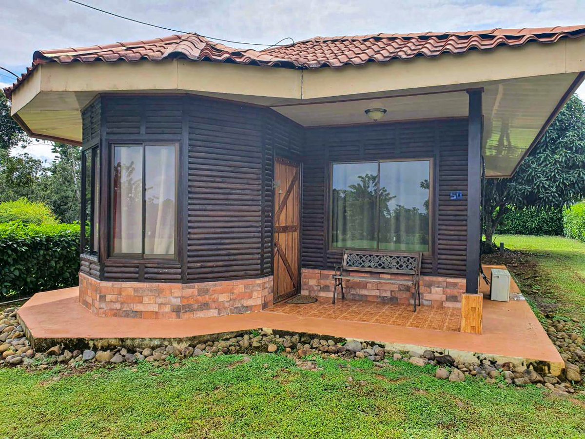 Hola! Mi papá está alquilando esta cabañita ubicada en San Carlos, Chachagua con un precio súper cómodo! En Instagram sale como @fortunita50 y les agradecería muchísimo si me ayudarán a compartirla