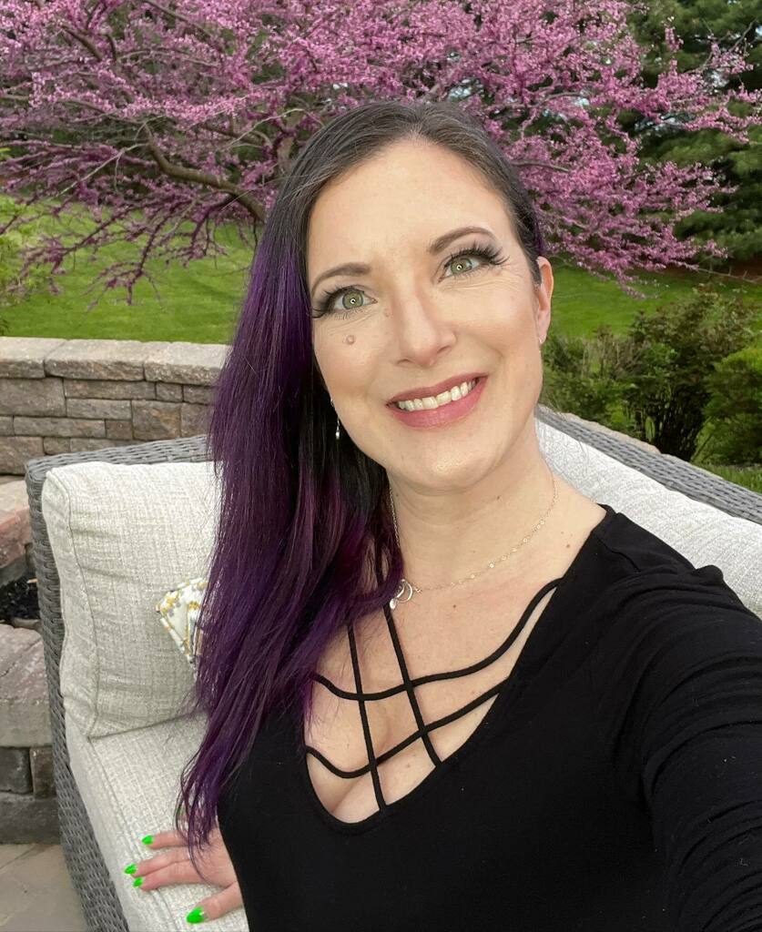 SmilinSarahK's tweet photo. In case you missed it… 
Now live!
https://t.co/svCDnEDJYY
.
.
.
#purplehair #purple #teamb42 #phoenixcartel #centerstage #panda #minecraft #rubycraft #minecraftbuilds #smp #vmix https://t.co/nJfj6aQvOj https://t.co/JtKxpWdzwD