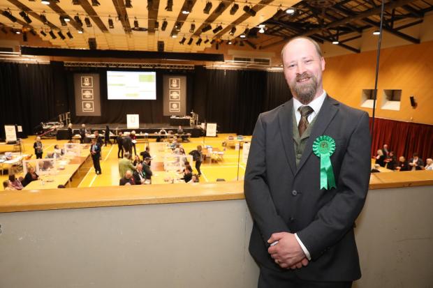 kcufoglu's tweet photo. ๐Castle result: Green gain!
๐A huge blow for the @Conservatives as council cabinet member #SimonCrow loses his seat in #Castle.
โWe're thrilled by the result @ColcGreenParty ๐๐ฅณ๐คฉ
๐Our highest vote yet: @RichardIsGreen (Green) - 1,420!
๐ป@TheGreenParty ๐ป@EastGreenParty https://t.co/TflHt1qLua