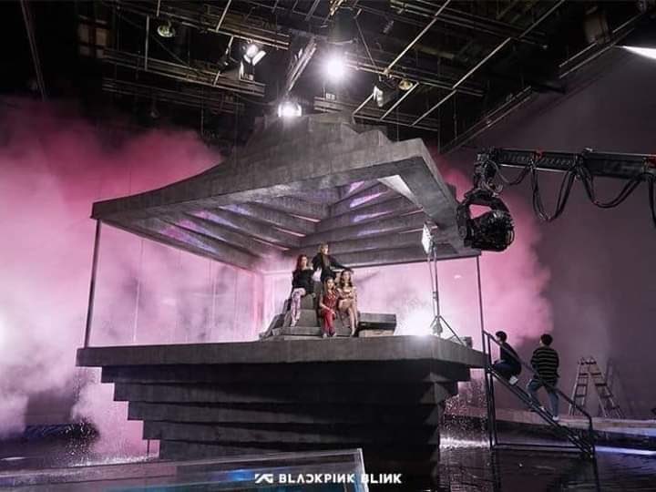 FanBlackpinkfrr's tweet photo. "BLACKPINK respecte la communauté des écrans verts, mais elles n'en font pas partie."

#BLACKPINK #GrupoMusical #SECAwards @BLACKPINK https://t.co/tobqSt8kZG