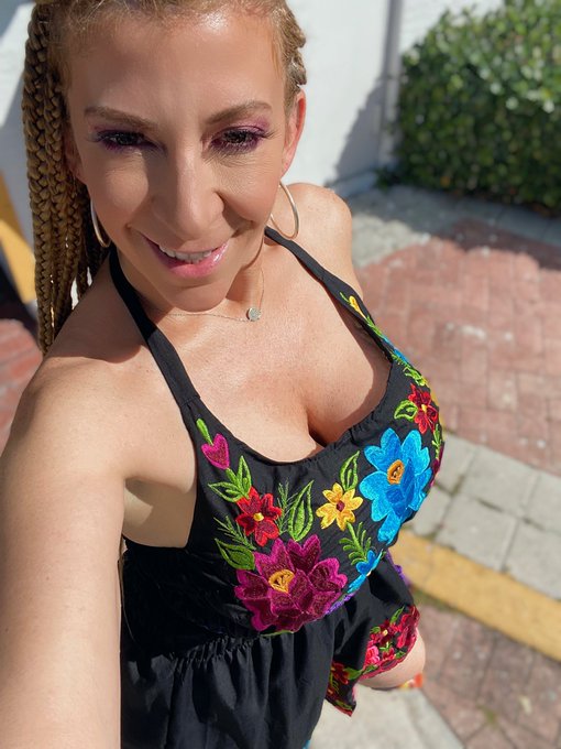I bought this beautiful little dress while in Mexico 🇲🇽 #happycincodemayo https://t.co/h5ogHpYiP9<a href="/tag/happycincodemayo"class="tags"><span>#happycincodemayo</span></a>