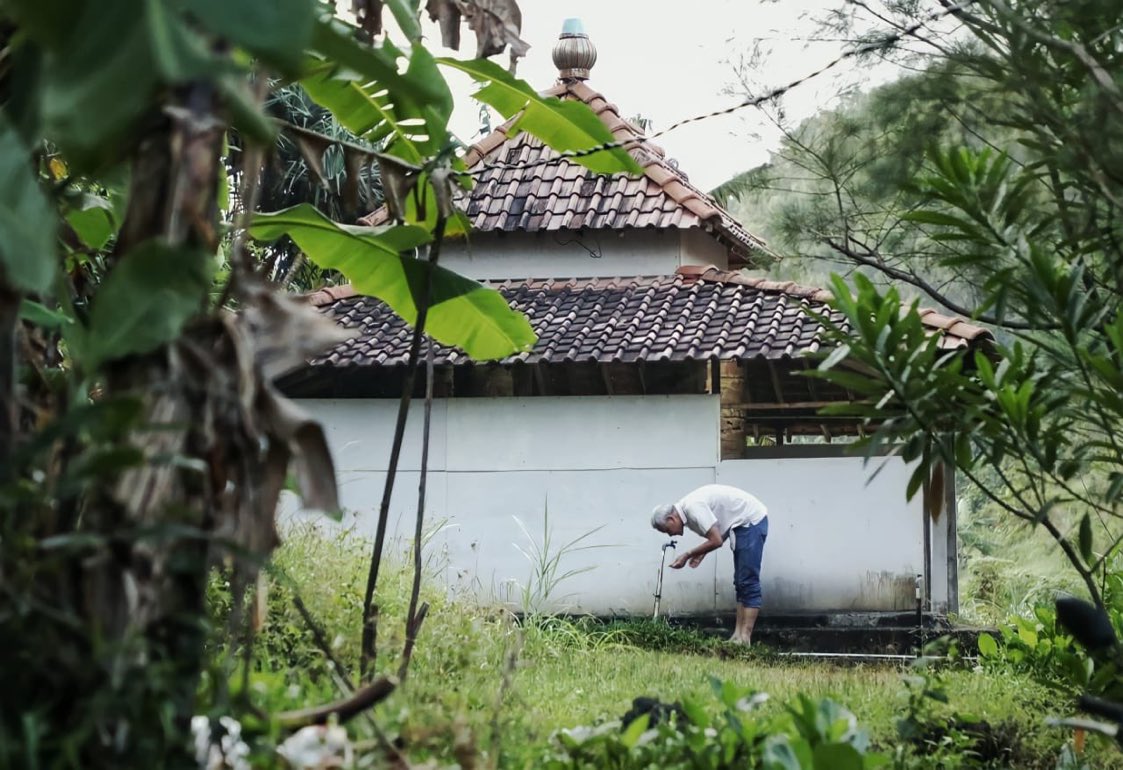 bachrum_achmadi's tweet photo. Woy Densi, woy kangdede ini den ganjar jg bermain politik identitas, wudhu aja dibikin konten.

Apa coba tujuannya klo bkn cari simpatik ummat islam! 🤣🤣🤣 https://t.co/QbJiYJda68