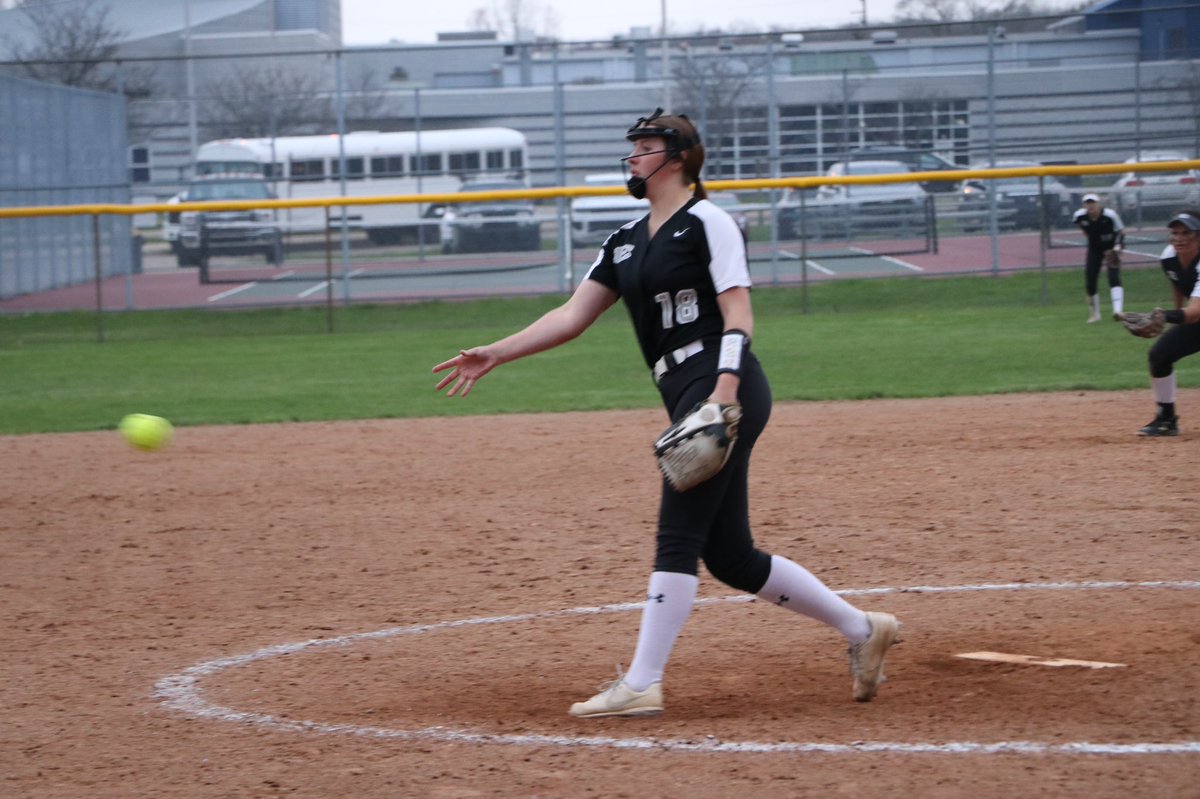 BeEast_Softball's tweet photo. Delayed after 3: 

South Lyon East - 14 
Walled Lake Central - 0 

@LisDelaney - 2 for 3 with 5 RBI
@claireloveland_ - 1 for 2 with 2 RBI 
@paulinaankawi10 - 1 for 2 with 2 RBI 

Game will restart at a TBD date. 

#BeEAST | @LakesVC https://t.co/q7c60NuD0e