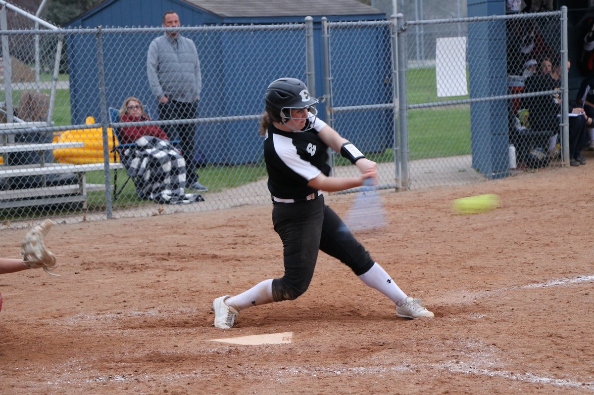 BeEast_Softball's tweet photo. Delayed after 3: 

South Lyon East - 14 
Walled Lake Central - 0 

@LisDelaney - 2 for 3 with 5 RBI
@claireloveland_ - 1 for 2 with 2 RBI 
@paulinaankawi10 - 1 for 2 with 2 RBI 

Game will restart at a TBD date. 

#BeEAST | @LakesVC https://t.co/q7c60NuD0e