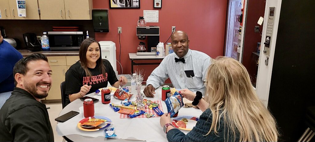 swisd_mcn's tweet photo. Day 3 of Teacher Appreciation Day! It’s Cheeseburger Day for our favorite teachers! Thank you to all our Challenger teachers for all you do. #ChallengerFamily #WeAreMcNair https://t.co/yMItzAAYYm