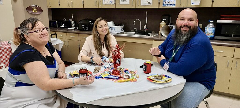 swisd_mcn's tweet photo. Day 3 of Teacher Appreciation Day! It’s Cheeseburger Day for our favorite teachers! Thank you to all our Challenger teachers for all you do. #ChallengerFamily #WeAreMcNair https://t.co/yMItzAAYYm