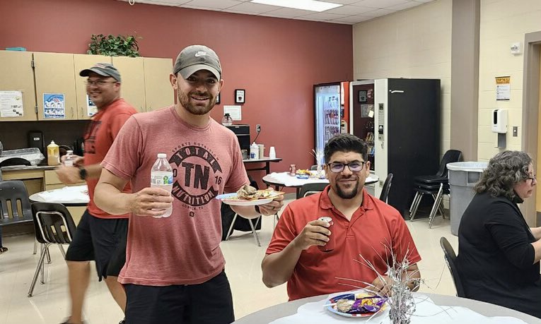 swisd_mcn's tweet photo. Day 3 of Teacher Appreciation Day! It’s Cheeseburger Day for our favorite teachers! Thank you to all our Challenger teachers for all you do. #ChallengerFamily #WeAreMcNair https://t.co/yMItzAAYYm