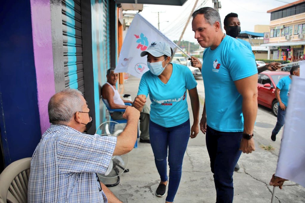 parischiquitoo's tweet photo. En #Guayaquil ciudadela #MarthadeRoldos recibe conversa camina @CarlosGSerranoB director #Distrito3Guayas juntos a @kathyCornejoL @CesarHurtadoL_2 y la militancia la #RevolucionCiudadana Lista5 junto al pueblo @RC5Oficial @marcelaguinaga @MashiRafael https://t.co/4IlqNrsOor