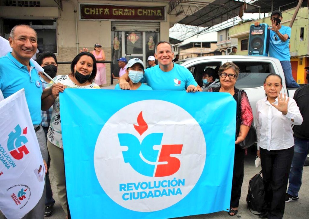 parischiquitoo's tweet photo. En #Guayaquil ciudadela #MarthadeRoldos recibe conversa camina @CarlosGSerranoB director #Distrito3Guayas juntos a @kathyCornejoL @CesarHurtadoL_2 y la militancia la #RevolucionCiudadana Lista5 junto al pueblo @RC5Oficial @marcelaguinaga @MashiRafael https://t.co/4IlqNrsOor