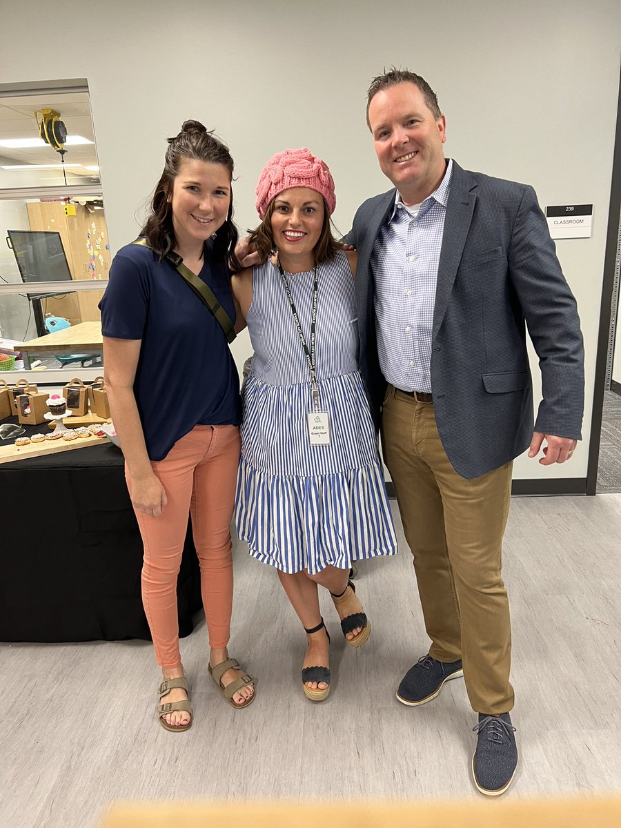 adeDCSD's tweet photo. Today we celebrated and cheered on our fierce 3rd grade teacher @LindseyDanhoff as she gets ready to head off for brain surgery.  Sending positive and healing thoughts your way! #teambrainhoff https://t.co/wZIX0ehrt6
