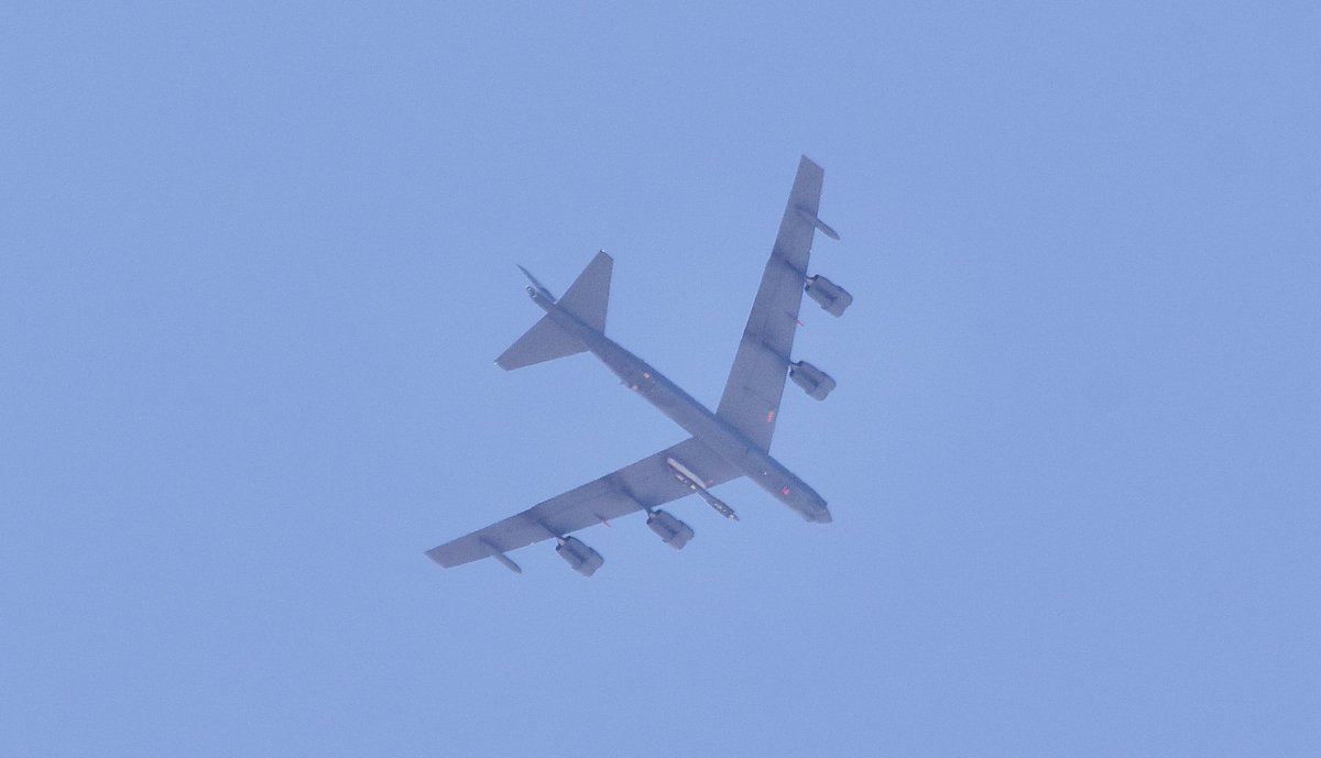 ShorealoneFilms's tweet photo. A USAF B-52H w/ a ALCM test article attached to its inner most pylon, doing on a test mission from ED. This test article was dropped between 11:38am and 11:45am as it was not seen on return to ED. #AvGeek #BUFF #EDAFB 05-04-22 https://t.co/1uoRakb9gA