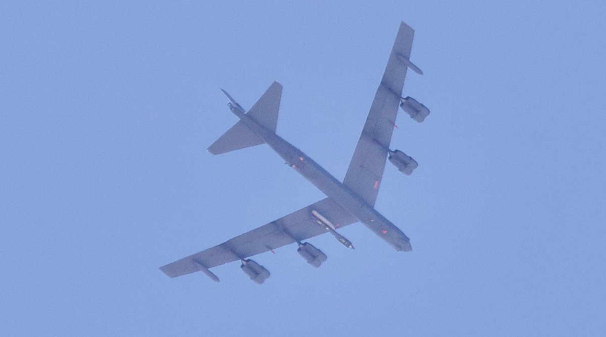 ShorealoneFilms's tweet photo. A USAF B-52H w/ a ALCM test article attached to its inner most pylon, doing on a test mission from ED. This test article was dropped between 11:38am and 11:45am as it was not seen on return to ED. #AvGeek #BUFF #EDAFB 05-04-22 https://t.co/1uoRakb9gA