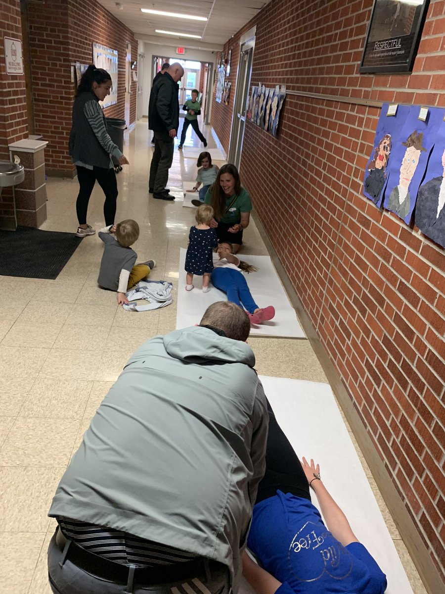 MrsS3rdRBE's tweet image. When parents show up for fun, sometimes you put them to work. #manyhandslightwork thanks for helping us get our body tracings ready for next week😄