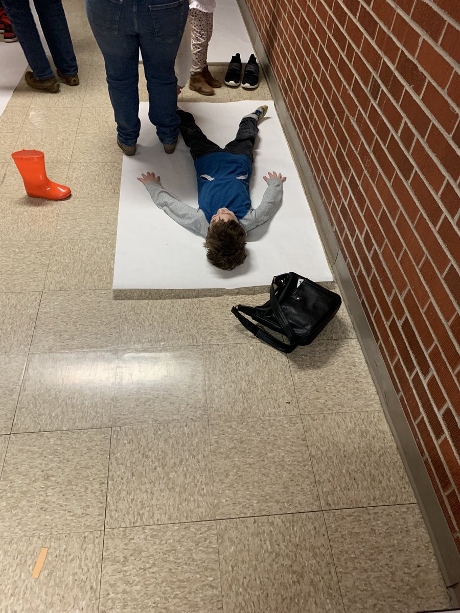 MrsS3rdRBE's tweet image. When parents show up for fun, sometimes you put them to work. #manyhandslightwork thanks for helping us get our body tracings ready for next week😄