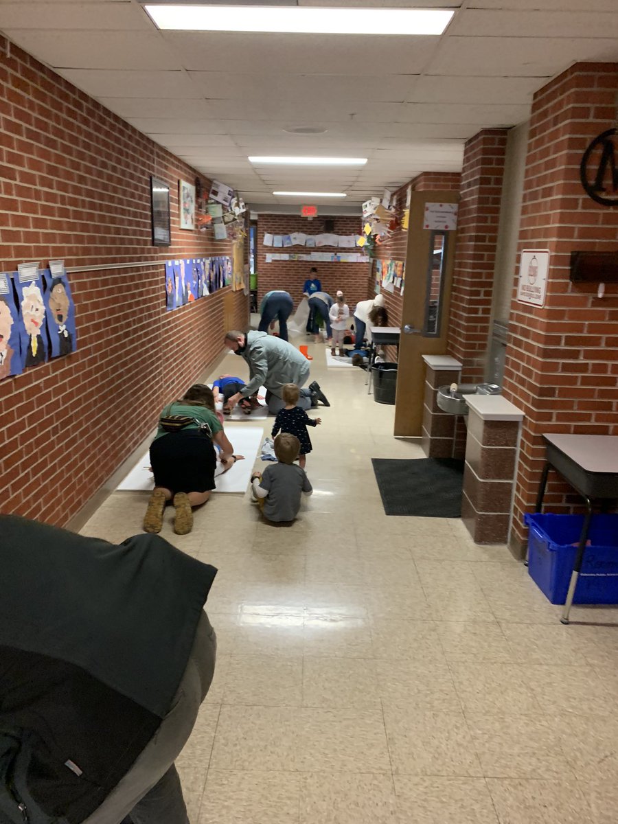 MrsS3rdRBE's tweet image. When parents show up for fun, sometimes you put them to work. #manyhandslightwork thanks for helping us get our body tracings ready for next week😄