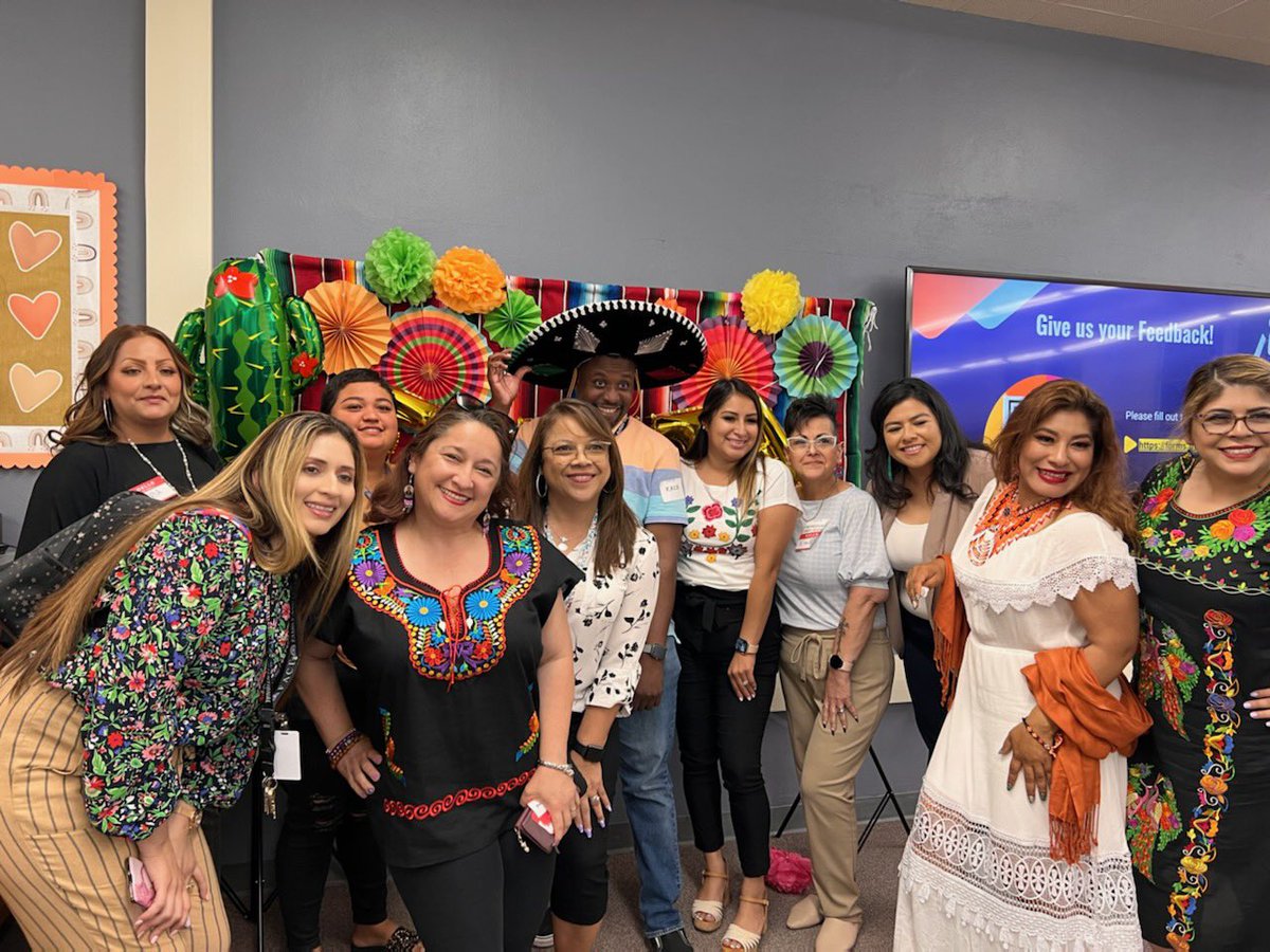 LauraPradoDuran's tweet photo. 5 de mayo 🇲🇽❤️🥰 #CincodeMayo #Area1 #BestRep #Feliz  💜#hardworkers #FACE 💜#teamworkmakesthedreamwork 💜 https://t.co/BJ1ixsEjhq