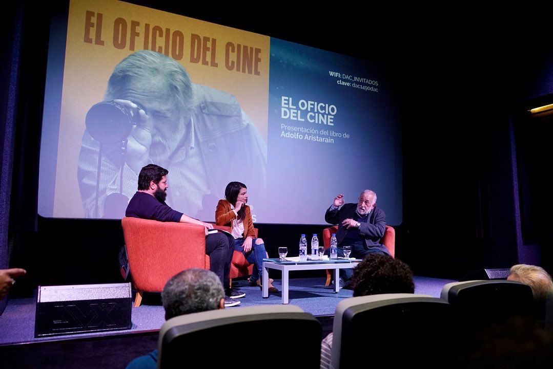 dacdirectores's tweet photo. 📸Imágenes de la presentación del libro "El oficio del cine" de Adolfo Aristarain

💪Tuvimos la presencia del director, entrevistado por Fito Mendonça Paz y Marina Glezer

#eloficiodelcine #dac #adolfoaristarain #dacdirectores #fitomendonçapaz #cepdac #marinaglezer #directores https://t.co/OL6k9J2MTx