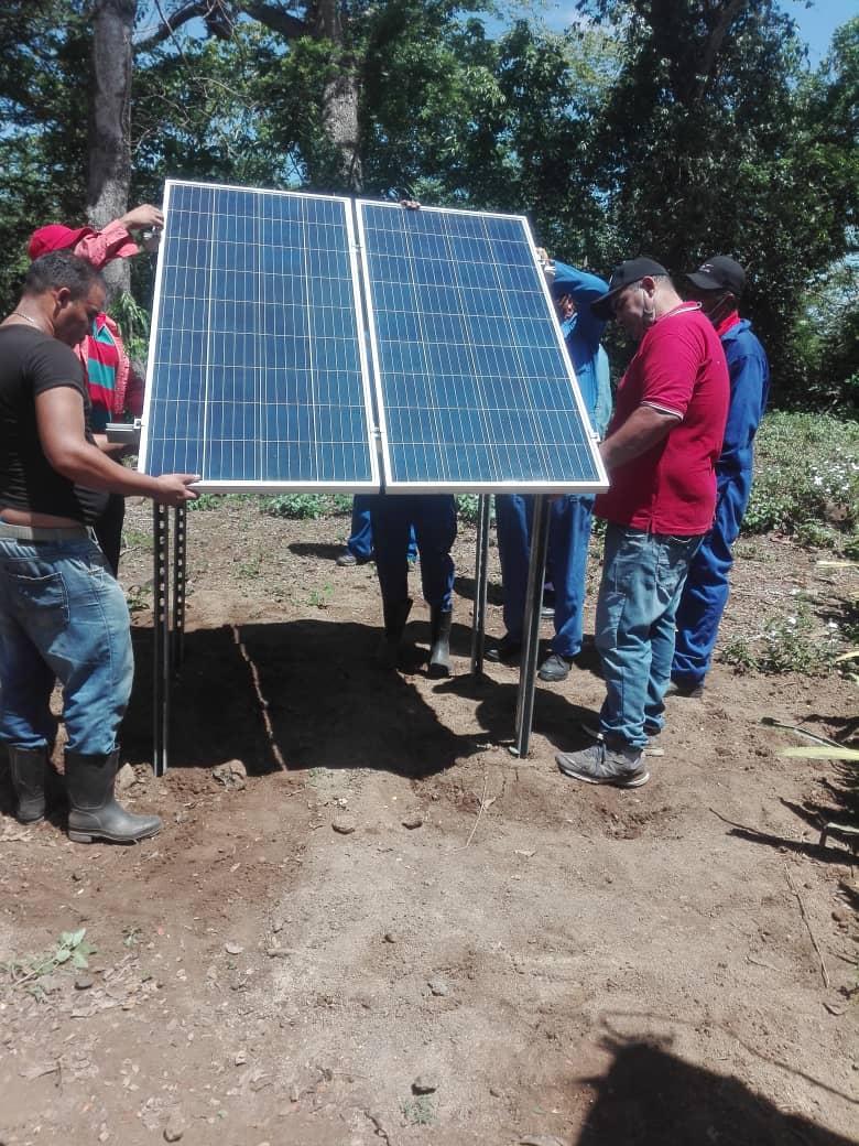 GeiderMompie's tweet photo. Excelente trabajo en las serranías granmense.. Llevando luz a los más intrincados sitios... Felicidades. https://t.co/14MrzbHcfk