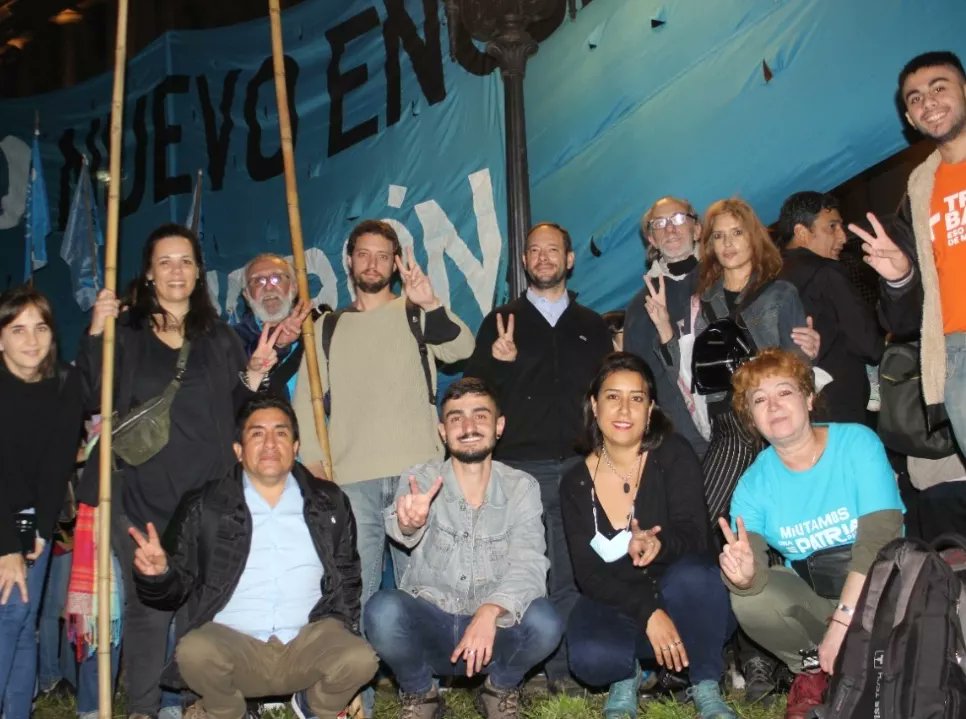 juventudnecaba's tweet photo. 🏛La juve presente en la movilización a tribunales
✌Convencides de la nececidad de un poder judicial democrático e independiente

#ReformaJudicialYa 
#nosesientantansupremos

@Encuentro_CABA 
@Sabbatella 
@AntolinMagallan https://t.co/DVir74Z9ZB