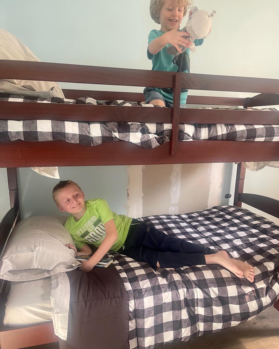 ABedandABook's tweet photo. Another fun delivery day thanks to @pitstopsforhope and @raywright_NC for helping us provide four amazing kids are dreaming in their own bed tonight thanks to this awesome partnership!
#bookmarksnc #sweetdreams #everychildmatters #forthekids #helpyourcommunity #growtogether https://t.co/a3IdB0tFXw