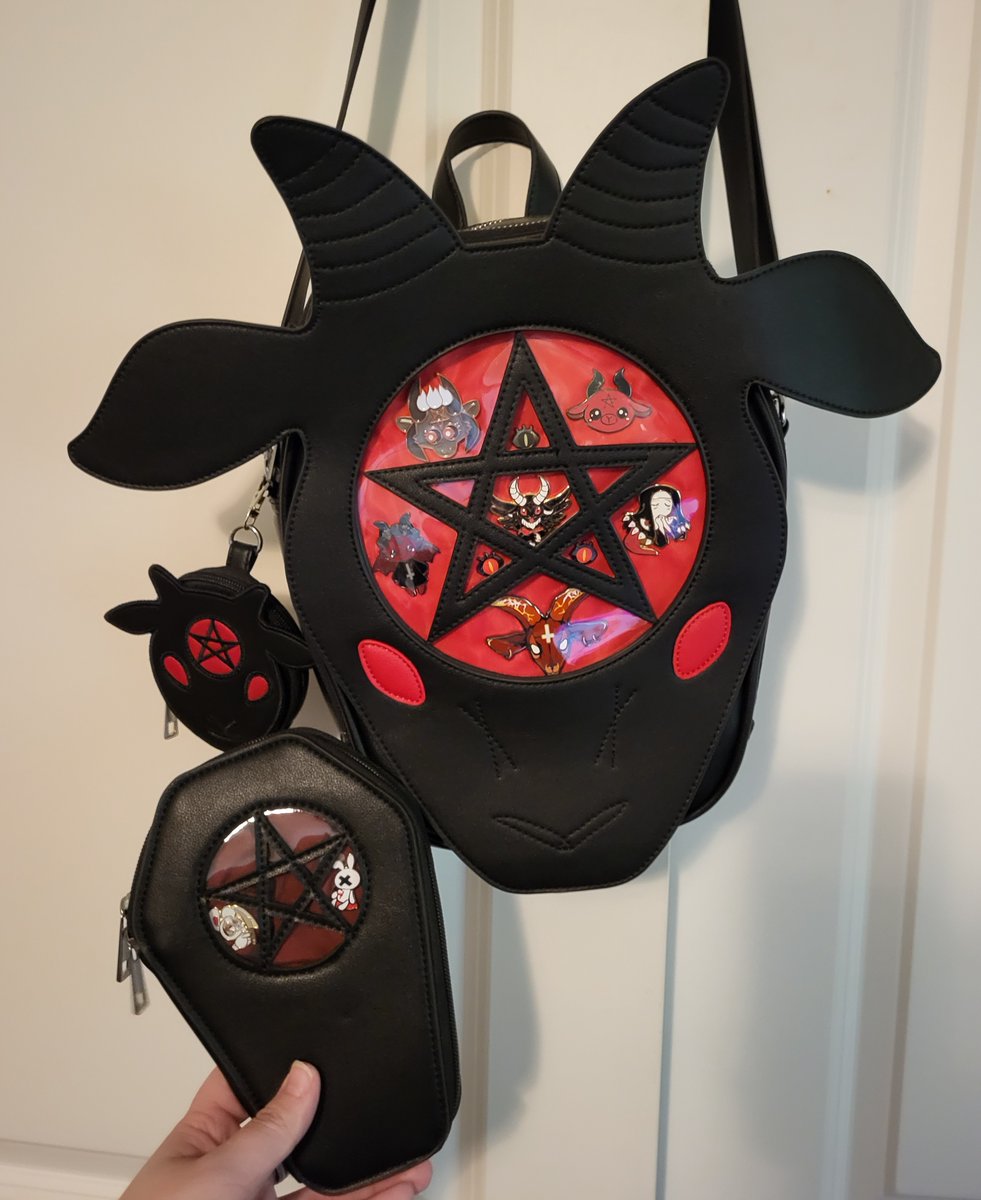 figured I haven't shared my other ita bags on Twitter before either, so here we go! the Plague Doctor one is by <a href="/LusAmigurumi/">LusAmigurumi</a>, Appa is by <a href="/Turtleduck1321/">Turtleduck Designs</a>, &amp; the Demon Goat one is by thepicketywitch on IG!