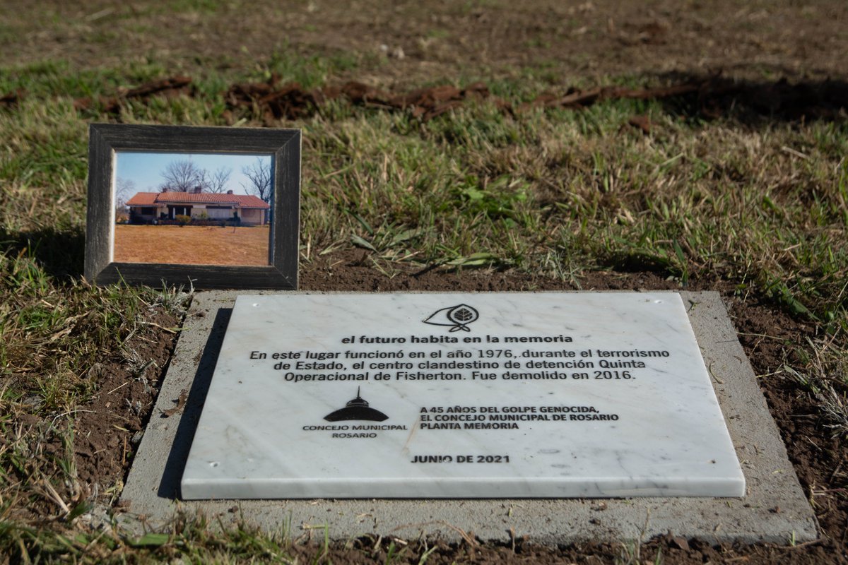 ddhhros's tweet photo. ❤️ Sobre el césped se montó un pañuelo gigante con hojas blancas donde se dejaron mensajes. En el cierre de la actividad, organizada por HIJOS y Abuelas Rosario, se descubrió una placa del Concejo Municipal en este espacio de memoria.
#PlantamosMemoria https://t.co/JDYx7sa9Lx