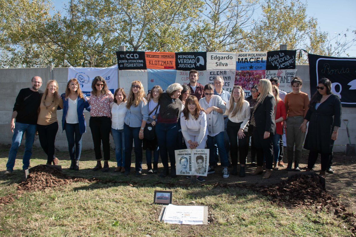 ddhhros's tweet photo. ❤️ Sobre el césped se montó un pañuelo gigante con hojas blancas donde se dejaron mensajes. En el cierre de la actividad, organizada por HIJOS y Abuelas Rosario, se descubrió una placa del Concejo Municipal en este espacio de memoria.
#PlantamosMemoria https://t.co/JDYx7sa9Lx