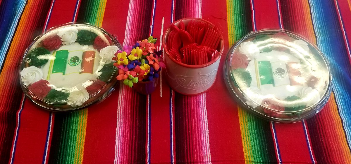yvonne_cortina's tweet photo. Tacos, because teachers can't survive on apples alone! 🌯🌮🍎 @GarciaAnnieM @janetrodarte21 https://t.co/Huj2qUNxVr