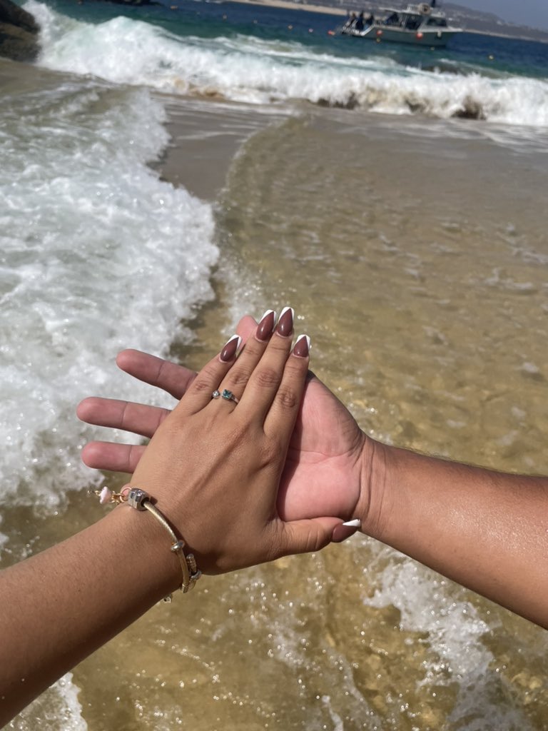 NisaFernanda1's tweet photo. Jamás hubiera pensado que mi novio me daría el anillo de promesa en una playa de los Cabos🥹♥️ https://t.co/Z5tkIZBwN9