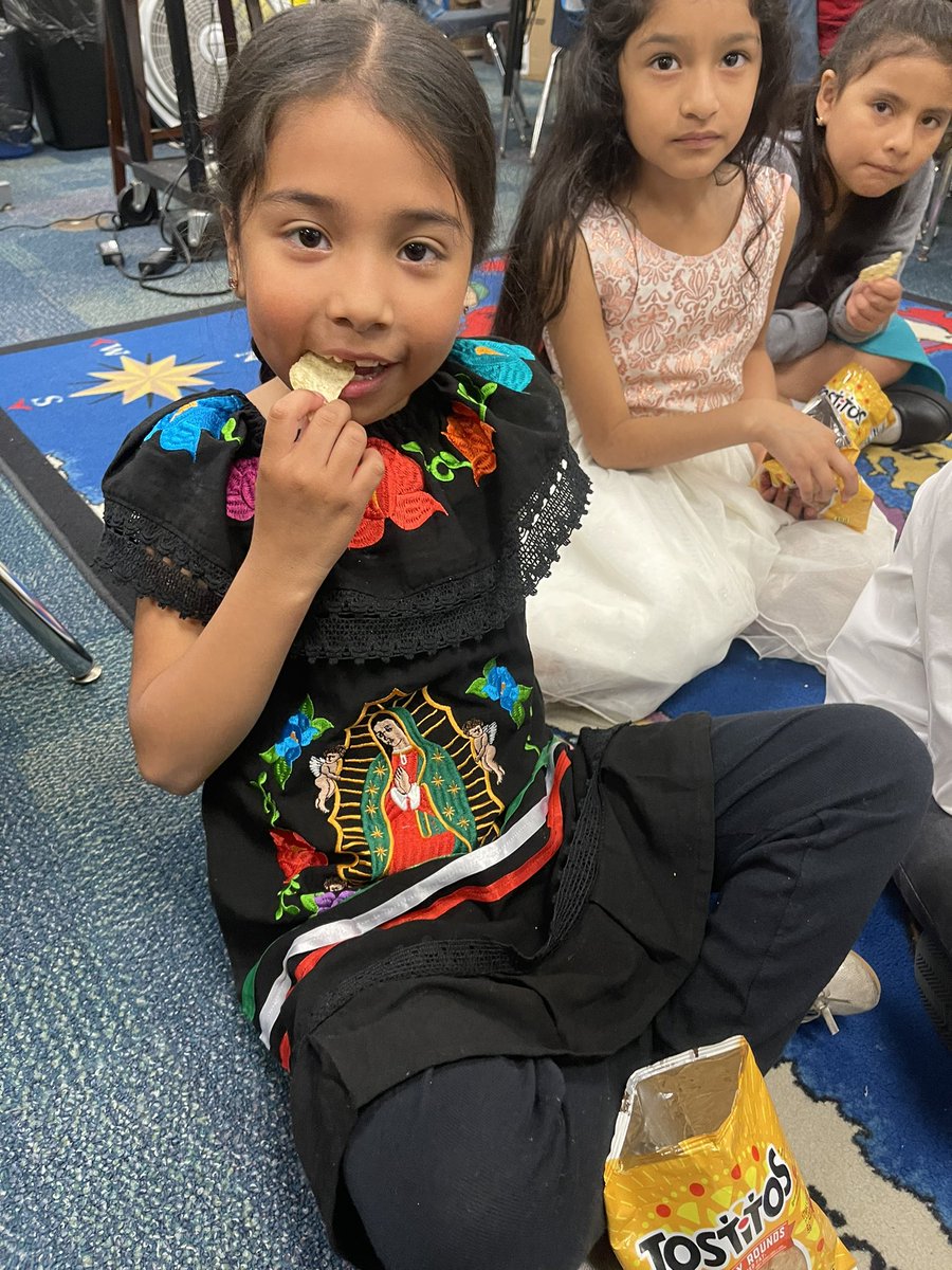 Learning and Eating chips and salsa provided by our District! Feliz Cinco de Mayo! 🌮🎉🌮 Thank you <a href="/CeciliaZimmer15/">Cecilia D. Zimmer, M.Ed.</a> @FBSDSup