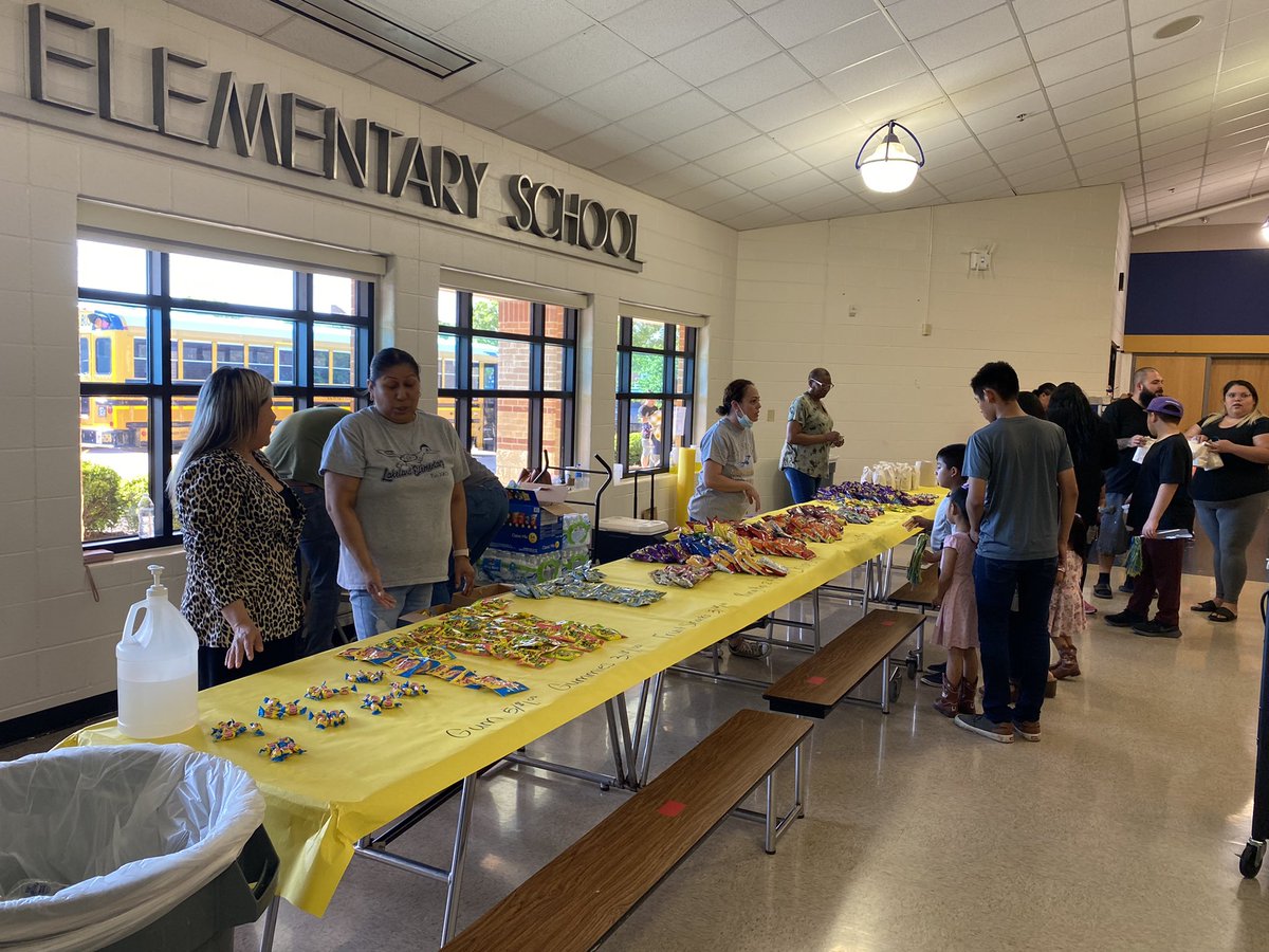 vanunio's tweet photo. Lakeland’s first students versus staff  Basketball event. Our teachers, parents and students had a blast! Thank you to all that helped. A special thank you to Coach Medina and Coach Dubek! @LakelandES @Allie_Dubek @CoachMedinaE @MeluginMusic @will_ramosw #LakelandPTA https://t.co/yayPBG3n4r