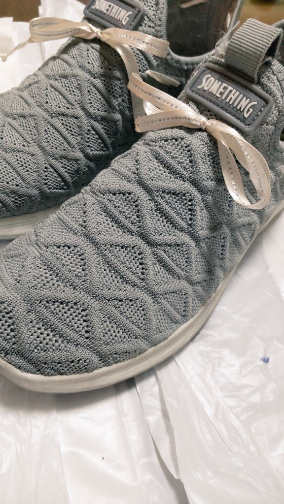 かなり前に購入した靴。
ちょっと大きくて靴下脱げるので履いてなかったから履けるようにリメイク。
メッシュ地なので穴開けてリボン通してみました♫
リボンでギュッと縛れば履けそうです😆

#靴　#リメイク　#リボン