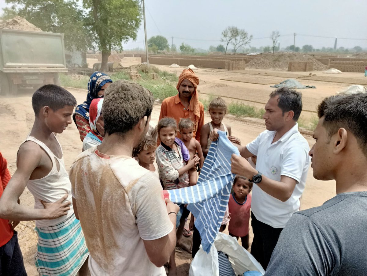 HintCluborg's tweet photo. हिंटक्लब फाउंडेशन एवं धरती एक स्वर्ग क्लब द्वारा बादली स्थित सोलंकी ईंट भट्ठे पर कपड़े वितरित किए गए। @thebetterindia #Clothes_Distribution #HintclubFoundation @DiprHaryana @JhajjarDc @wecares4india @apjgrowthforall @asianpaints @FoundationLadli ,@dhruv_rathee @reliancegroup https://t.co/tdojcMzqiE
