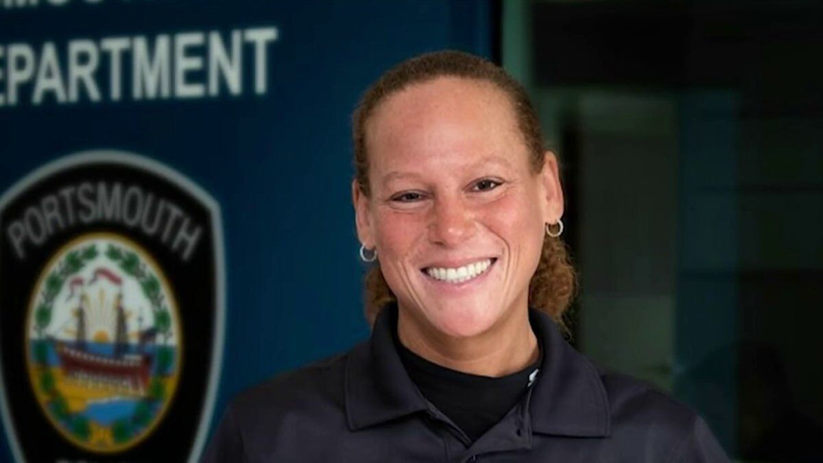 UnionLeader's tweet image. A Portsmouth police detective is being credited with saving the life of a despondent man who was threatening to jump off the Piscataqua River Bridge Thursday morning. ...
bit.ly/3vLEjdg