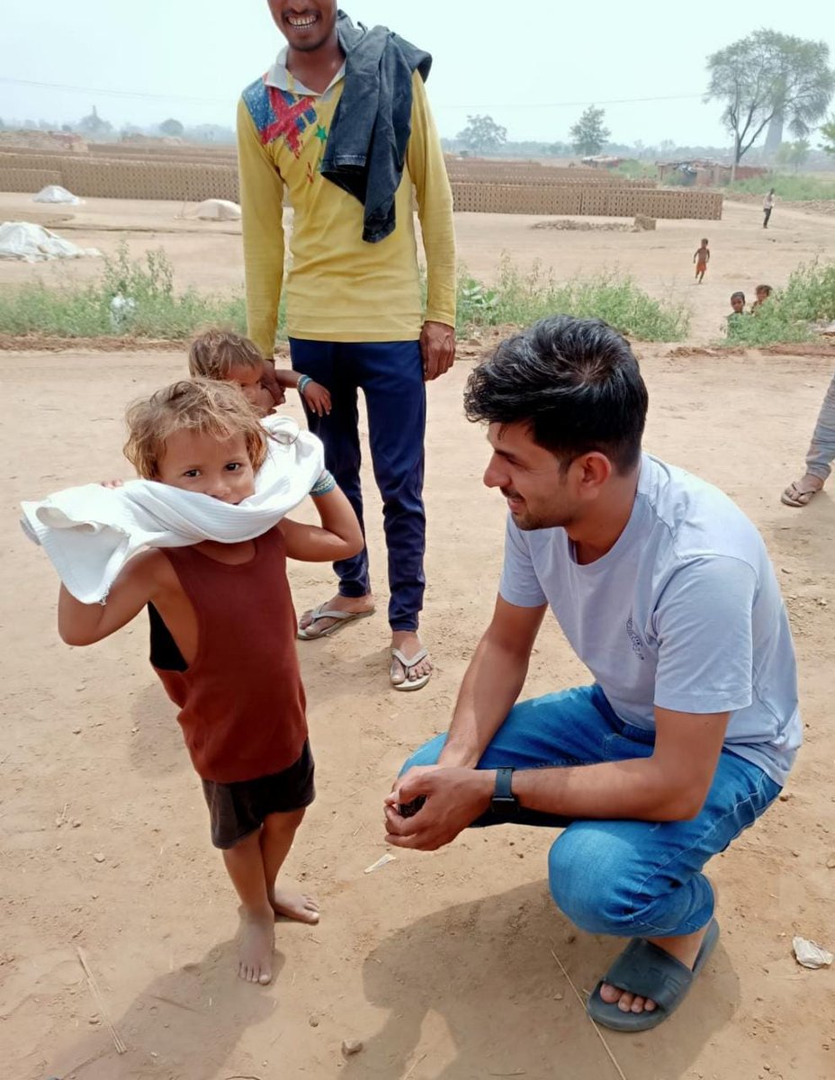 HintCluborg's tweet photo. हिंटक्लब फाउंडेशन एवं धरती एक स्वर्ग क्लब द्वारा बादली स्थित सोलंकी ईंट भट्ठे पर कपड़े वितरित किए गए। @thebetterindia #Clothes_Distribution #HintclubFoundation @DiprHaryana @JhajjarDc @wecares4india @apjgrowthforall @asianpaints @FoundationLadli ,@dhruv_rathee @reliancegroup https://t.co/tdojcMzqiE