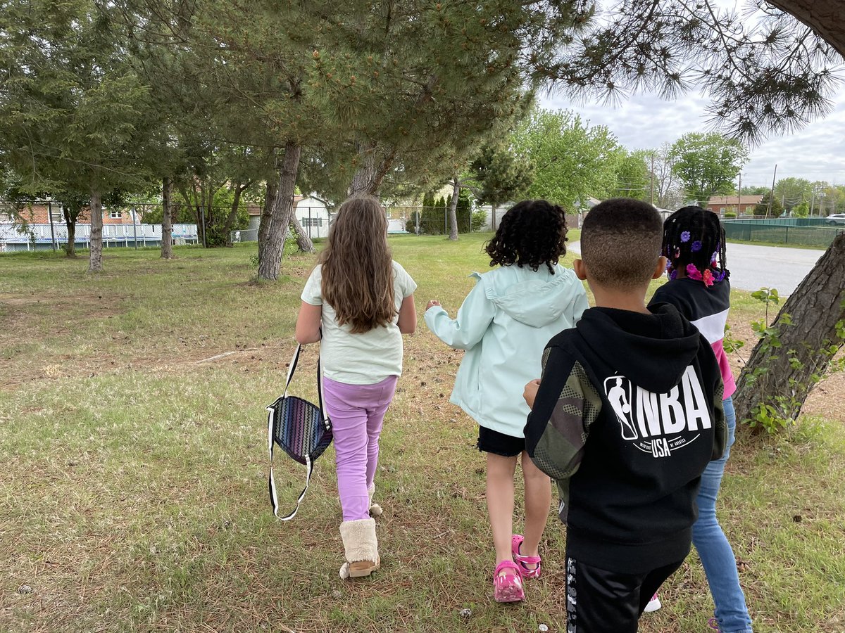 A4Hughes's tweet photo. This week my 3rd grade r-controlled group read The Bird Watch. Today we took our knowledge about birds and went for a bird walk. 🐦 #chdreambuilders https://t.co/mLaQHBPPXb