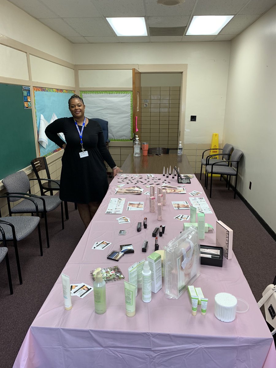 We’re having a fantastic staff appreciation week at Granby Elementary!!! These amazing educators go above and beyond every day. @NPSchools #GranbyBulldogs #GranbyCares