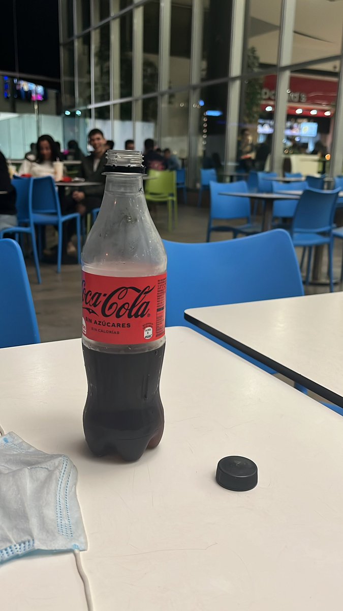 Estaba en un evento elegante y se me dio por pedir una cocacola y la señorita me responde que no tenían pero que “me podían ofrecer un martini” UN MARTINI Y NO COCA.
En fin, me vine a un patio de comidas a tomar coca y posiblemente ser el próximo “ahi es cuando te das cuenta que”